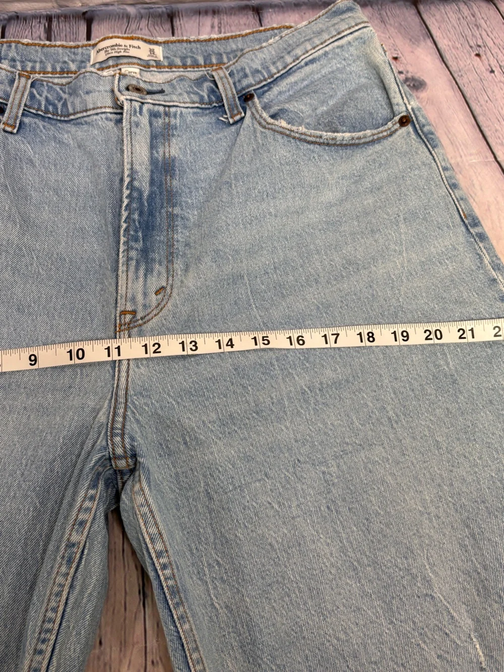 Abercrombie Curve Love Classic Boho High Rise 90s Relaxed Light Wash Jeans 32/14